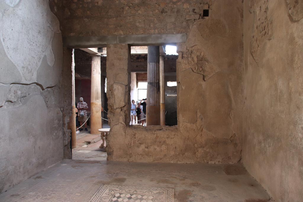 I.6.15 Pompeii. October 2023.
Room 6, looking towards south wall of tablinum, with doorway and window to atrium. Photo courtesy of Klaus Heese.