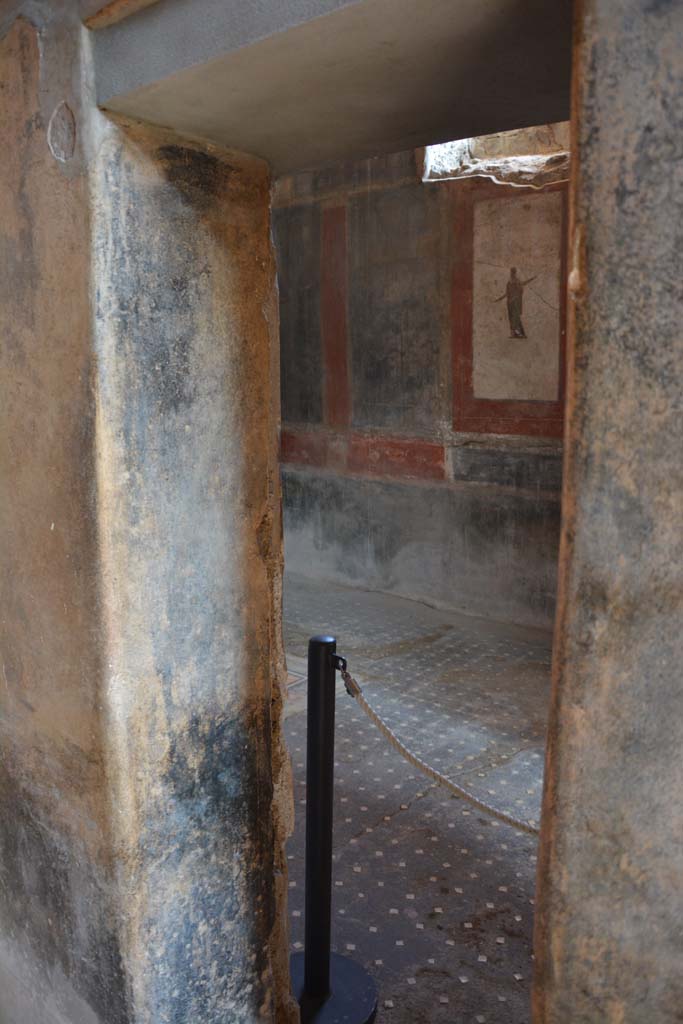 I.6.15 Pompeii. March 2019.
Corridor 7, looking north-east through doorway in east wall of corridor, into room 12, triclinium.
Foto Annette Haug, ERC Grant 681269 DÉCOR