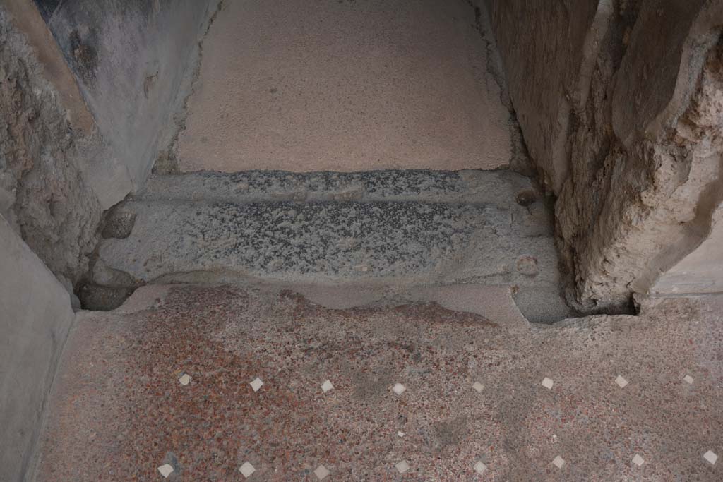 I.6.15 Pompeii. March 2019. Corridor 7, threshold of doorway at north end, looking from south portico.
Foto Annette Haug, ERC Grant 681269 DÉCOR