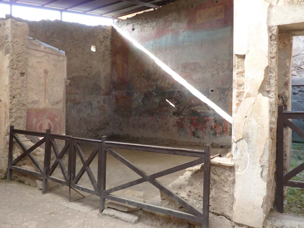 I.6.15 Pompeii. October 2014. Looking north-west across south portico towards small garden 9, with room 10, on right.
Foto Annette Haug, ERC Grant 681269 DÉCOR