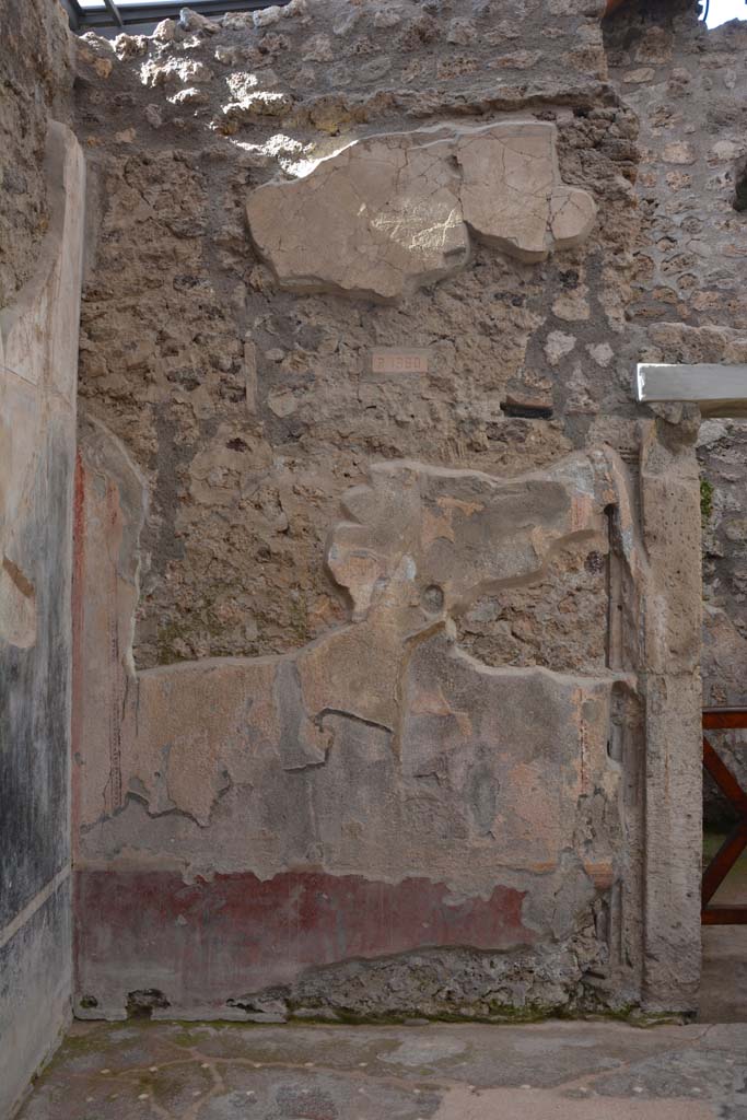 I.6.15 Pompeii. March 2019. West wall of south portico, on south side of doorway to room 8.
Foto Annette Haug, ERC Grant 681269 DÉCOR