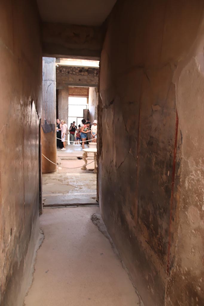 I.6.15 Pompeii. October 2023.
Corridor 7, looking south to atrium from south portico. Photo courtesy of Klaus Heese.