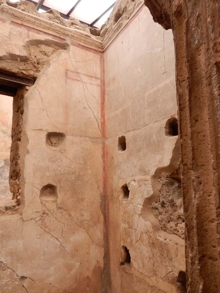 I.6.15 Pompeii. June 2019. Room 8, window in north wall and upper north-east corner.
Photo courtesy of Buzz Ferebee.