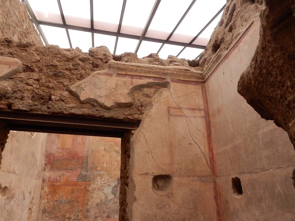 I.6.15 Pompeii. June 2019. Room 8, window in north wall and upper north-east corner.
Photo courtesy of Buzz Ferebee.