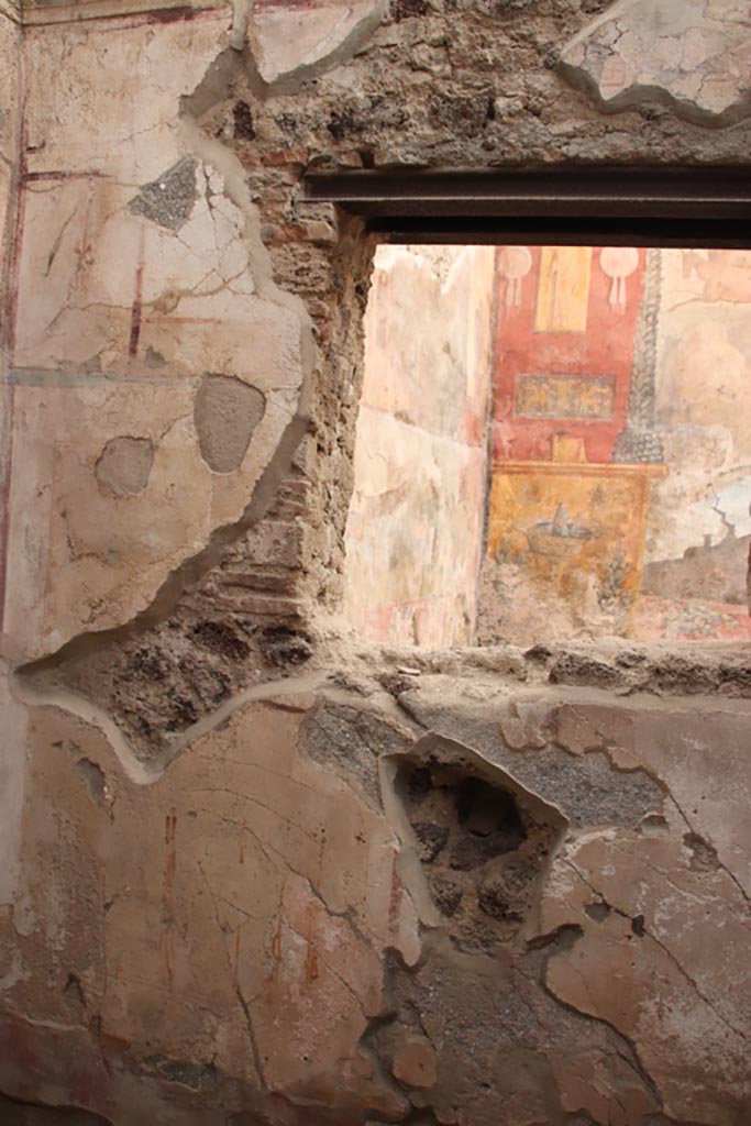 I.6.15 Pompeii. October 2023.
Room 8, north wall with window to small garden area. Photo courtesy of Klaus Heese.