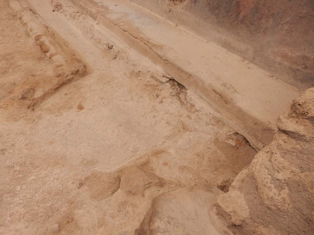 I.6.15 Pompeii. June 2019. Room 9, detail of garden area flooring in south-east corner.
Photo courtesy of Buzz Ferebee.