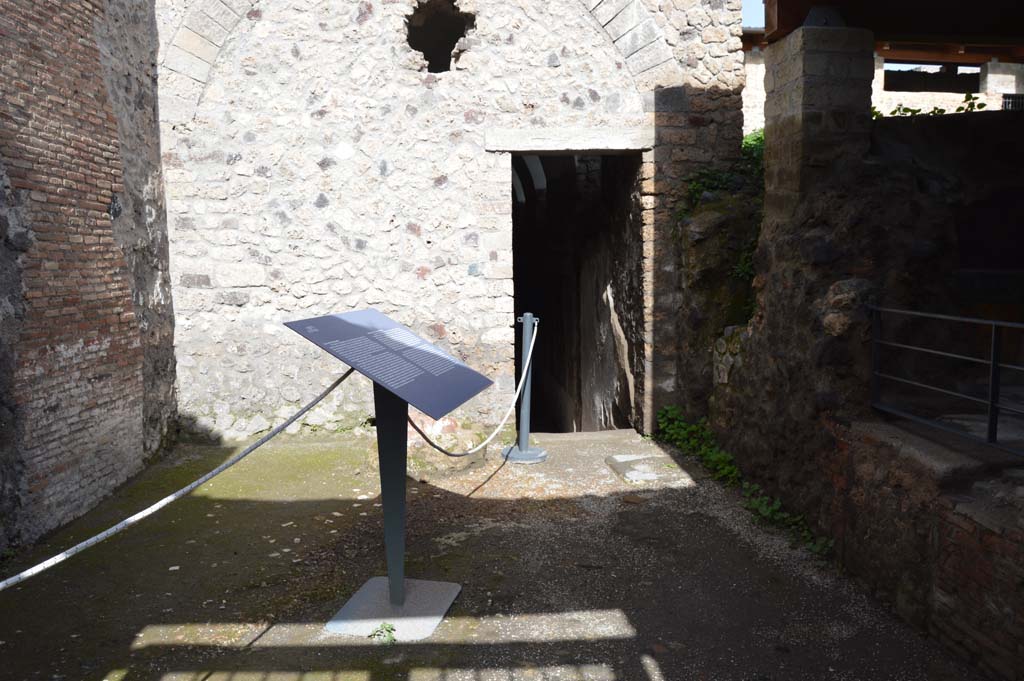 I.6.16 Pompeii. March 2018. Looking north to rear entrance to House of Criptoportico (I.6.2).
Foto Taylor Lauritsen, ERC Grant 681269 DÉCOR.