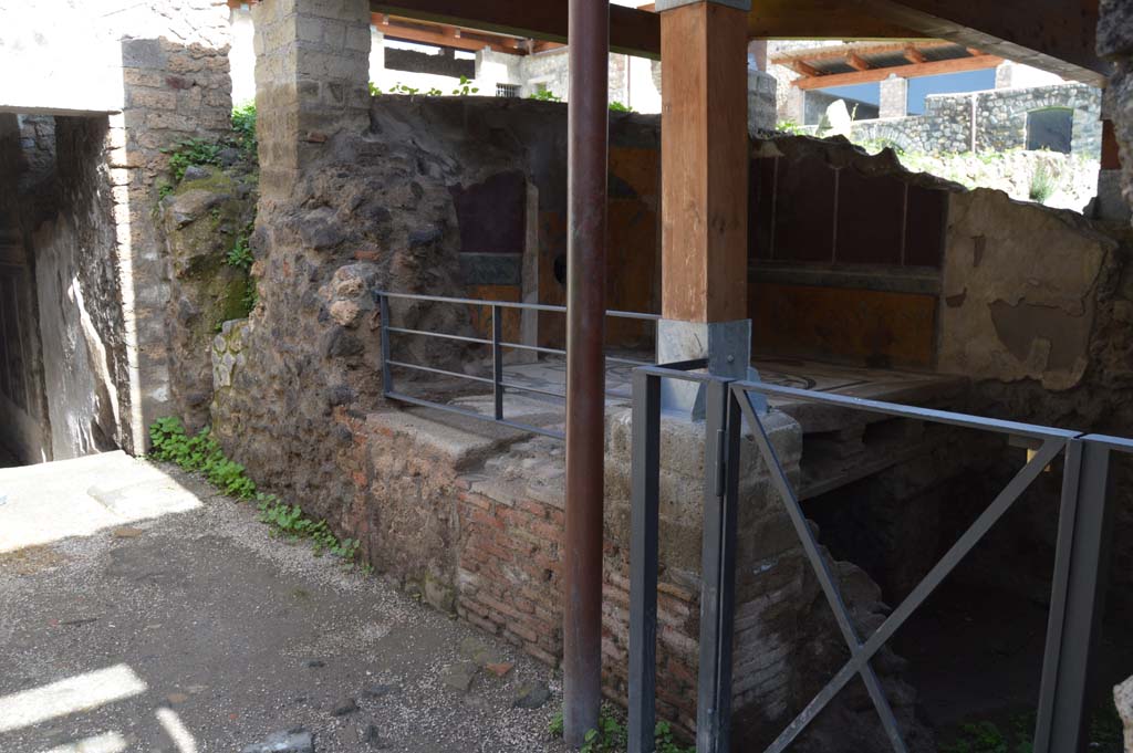 I.6.16 Pompeii. March 2018. Looking towards east side, from entrance doorway.
Foto Taylor Lauritsen, ERC Grant 681269 DÉCOR.