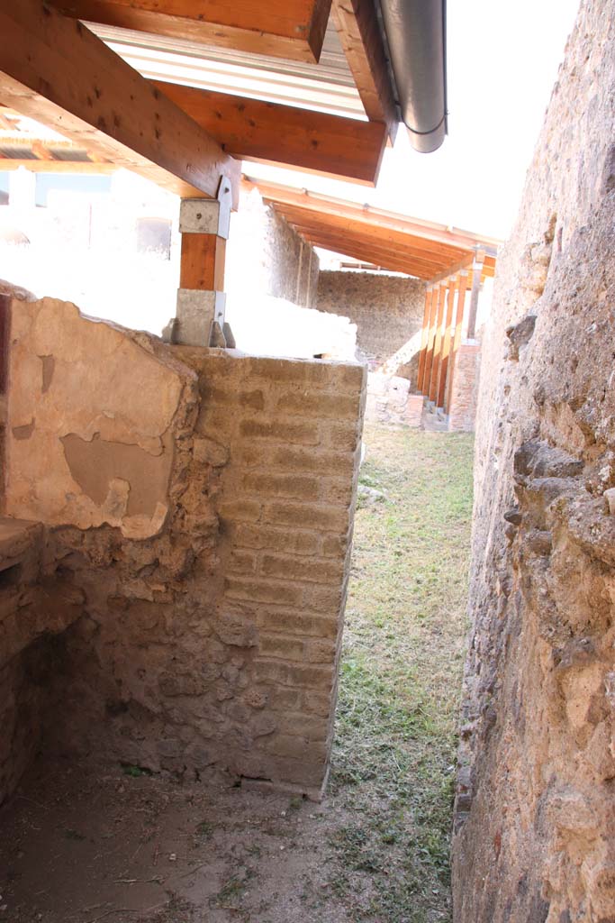 I.6.2/16 Pompeii. September 2019.
Looking towards south end of east wall and through doorway along south side of garden area.
Photo courtesy of Klaus Heese.