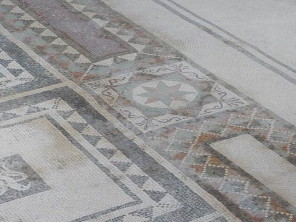 I.7.1 Pompeii. May 2016. Emblema in centre of mosaic dividing floor of atrium and tablinum. Photo courtesy of Buzz Ferebee.
