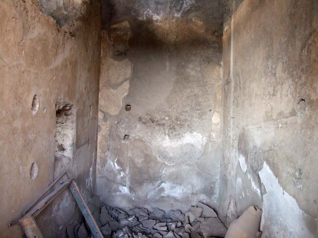 I.7.1 Pompeii. December 2006. Small room on north side of peristyle.