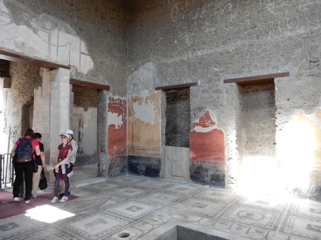 I.7.1 Pompeii. May 2016. Looking towards north-east corner of atrium.
On the left is the doorway from the entrance corridor/vestibule, and next to it the doorway to the cubiculum.
To the right is a plaster cast of a door. Photo courtesy of Buzz Ferebee.