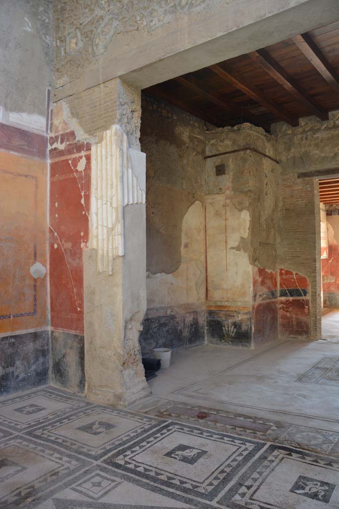 I.7.1 Pompeii. October 2019.
Looking south-east from atrium towards east wall of tablinum, with recess.
Foto Annette Haug, ERC Grant 681269 DÉCOR.