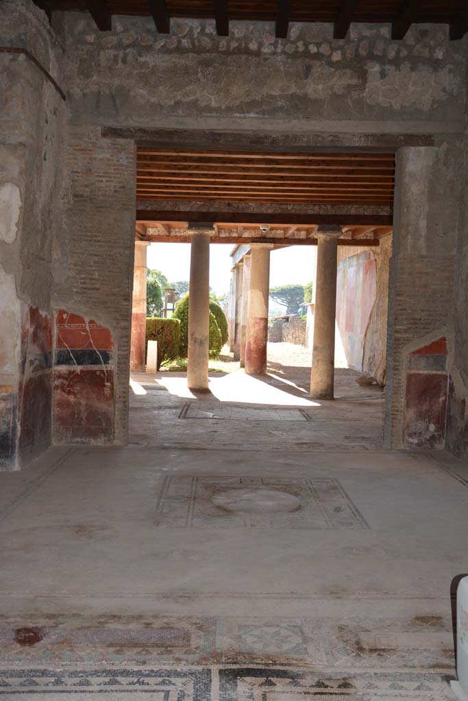 I.7.1 Pompeii. October 2019.
Looking south from atrium across tablinum towards oecus and peristyle.
Foto Annette Haug, ERC Grant 681269 DÉCOR.