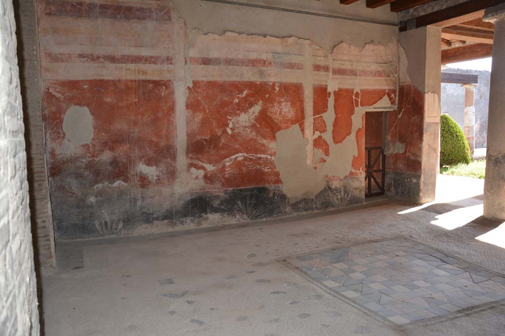 I.7.1 Pompeii. October 2019. Looking towards east wall of oecus. In the centre of the floor is an emblema in opus sectile of coloured marble. This was made from square tiles with contrasting triangles and edged with a double black mosaic band.
Foto Annette Haug, ERC Grant 681269 DÉCOR.