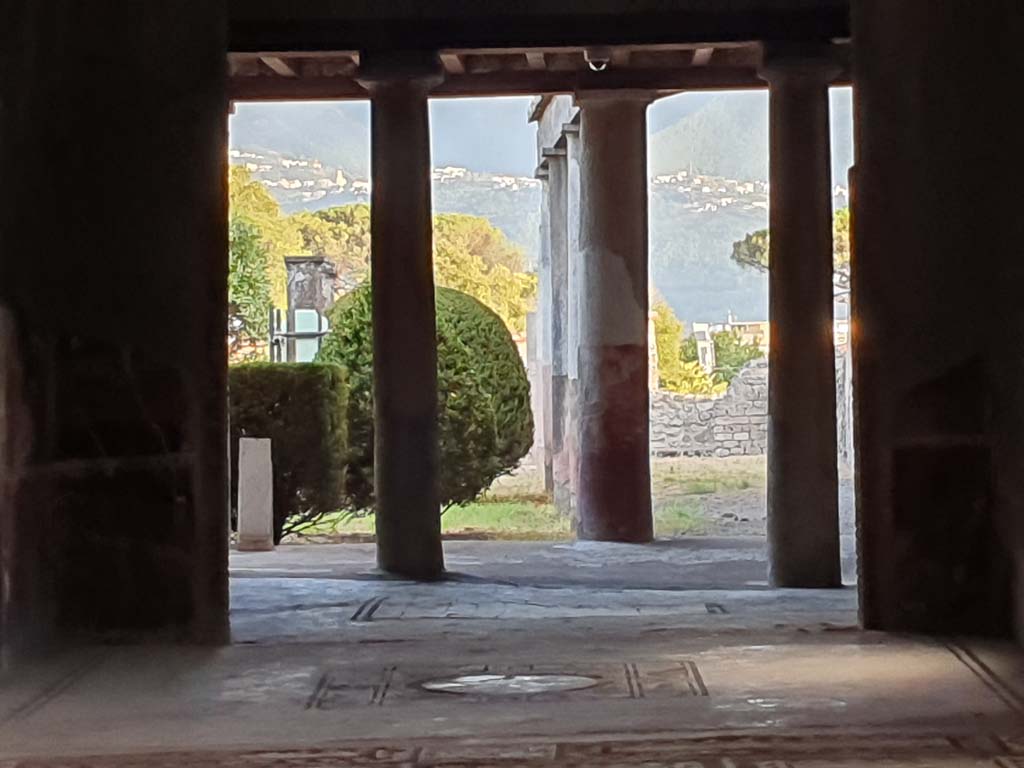 I.7.1 Pompeii. September 2019. Looking south across tablinum and oecus towards peristyle.
Foto Annette Haug, ERC Grant 681269 DÉCOR.