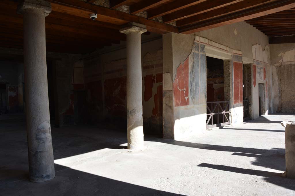 I.7.1 Pompeii. October 2019.
Looking east along north portico of peristyle, towards doorways to oecus, another oecus, a small room and the triclinium. On the walls are a landscape painting and plants on the base of the wall.
Foto Annette Haug, ERC Grant 681269 DÉCOR.