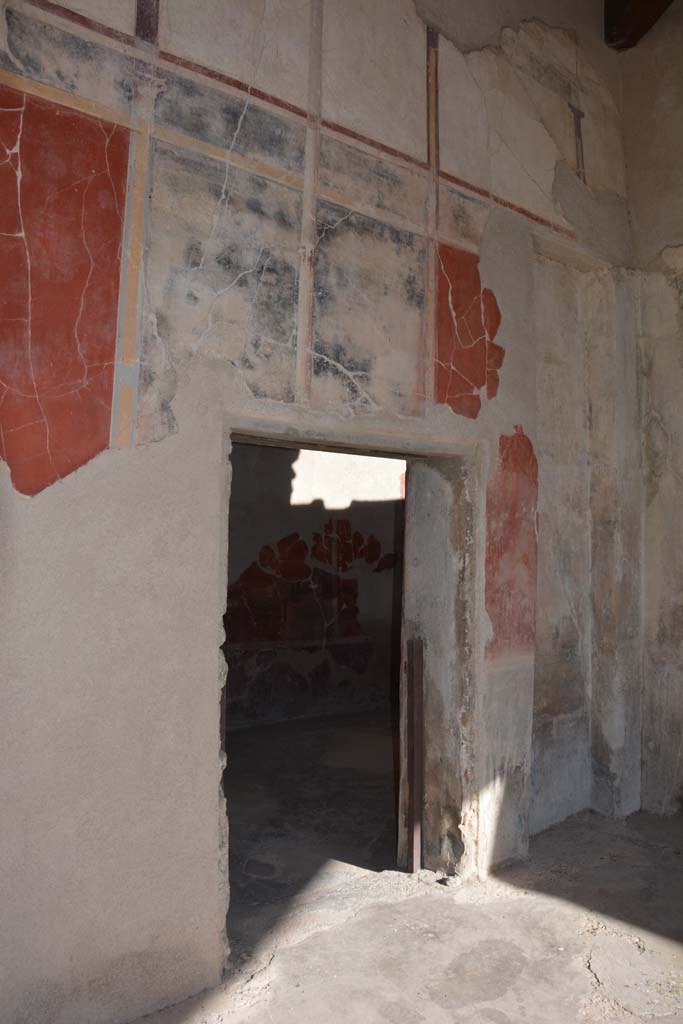 I.7.1 Pompeii. October 2019.
Doorway in north-east corner of north portico, leading into triclinium.
On the right (east) of the doorway is a niche/recess.
Foto Annette Haug, ERC Grant 681269 DÉCOR.