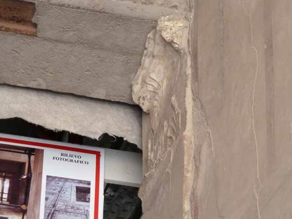 I.7.1 Pompeii. May 2010. Detail from west side of entrance corridor.