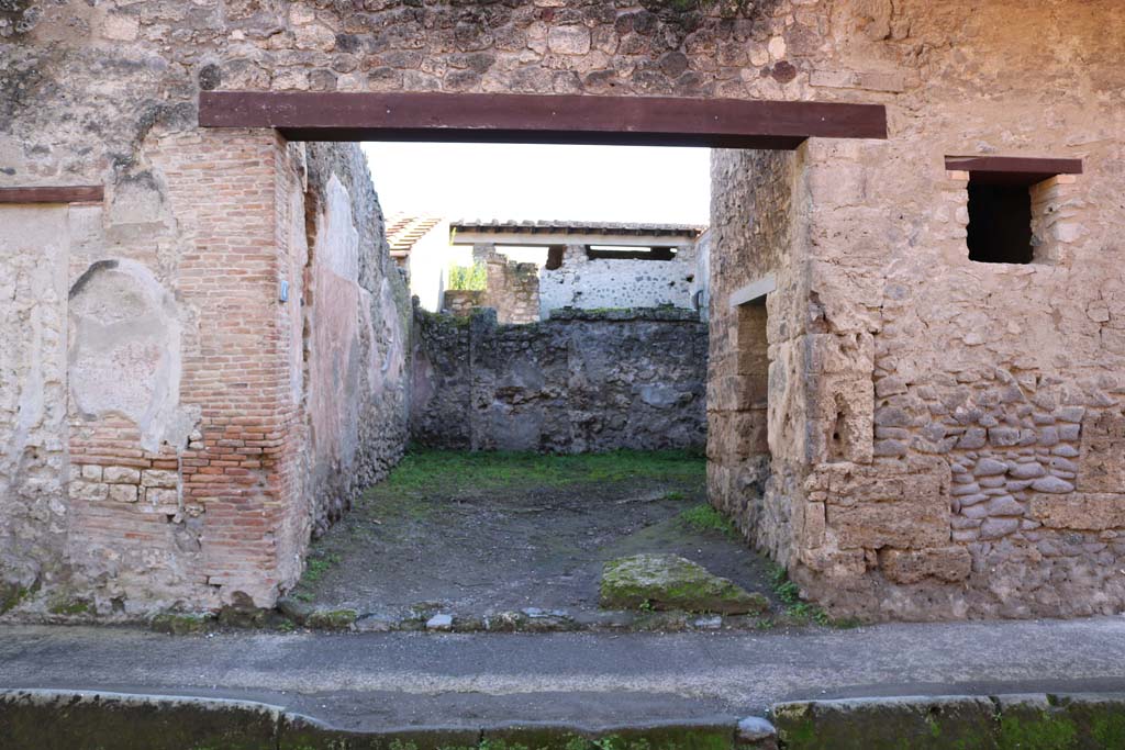 I.7.4 Pompeii. December 2018. Entrance on south side of Via dell’Abbondanza. Photo courtesy of Aude Durand.