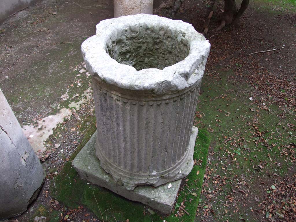 I.7.7 Pompeii. December 2006. Puteal in north portico of garden area.