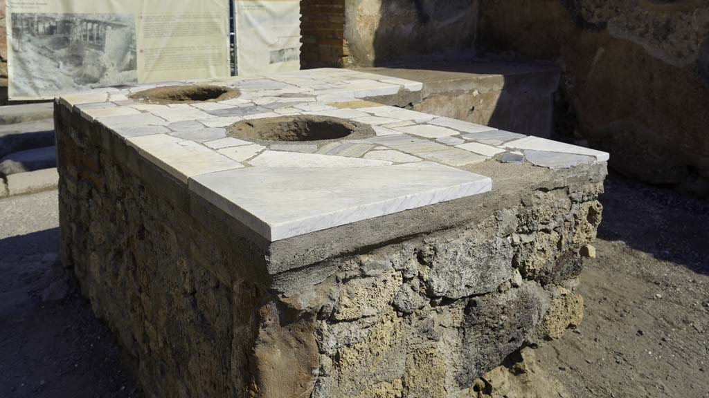 I.7.8 Pompeii. August 2021.
Looking north from rear of counter, towards entrance on Via dell’Abbondanza. Photo courtesy of Robert Hanson.