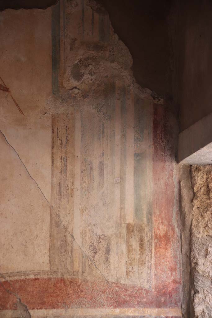 I.7.11 Pompeii. September 2021.
Detail of remaining painted decoration from east end of north wall of triclinium.
Photo courtesy of Klaus Heese.