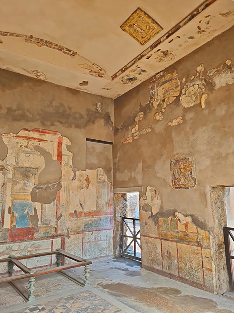 I.7.11 Pompeii. March 2024.
Triclinium, north-east corner and ceiling. Photo courtesy of Giuseppe Ciaramella.