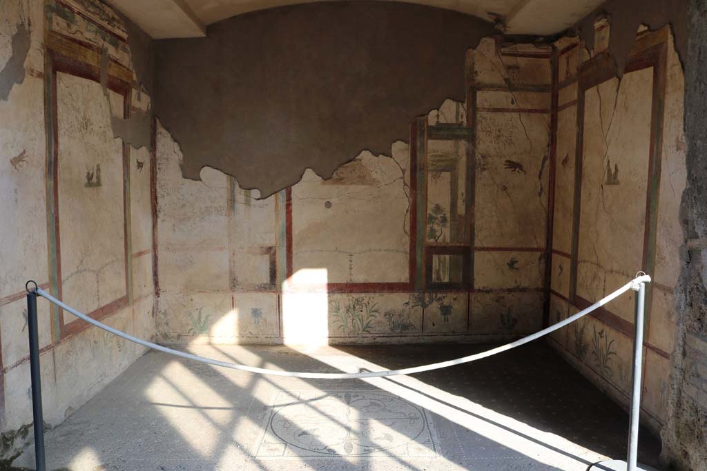I.7.11 Pompeii. December 2018. Looking east into exedra on east side of north portico. Photo courtesy of Aude Durand.