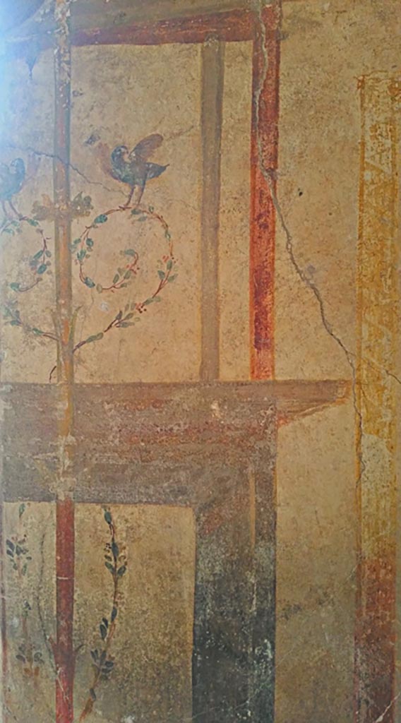 I.7.11 Pompeii.2017/2018/2019.
Detail of painted decoration on east side of entrance doorway in north wall.
Photo courtesy of Giuseppe Ciaramella.