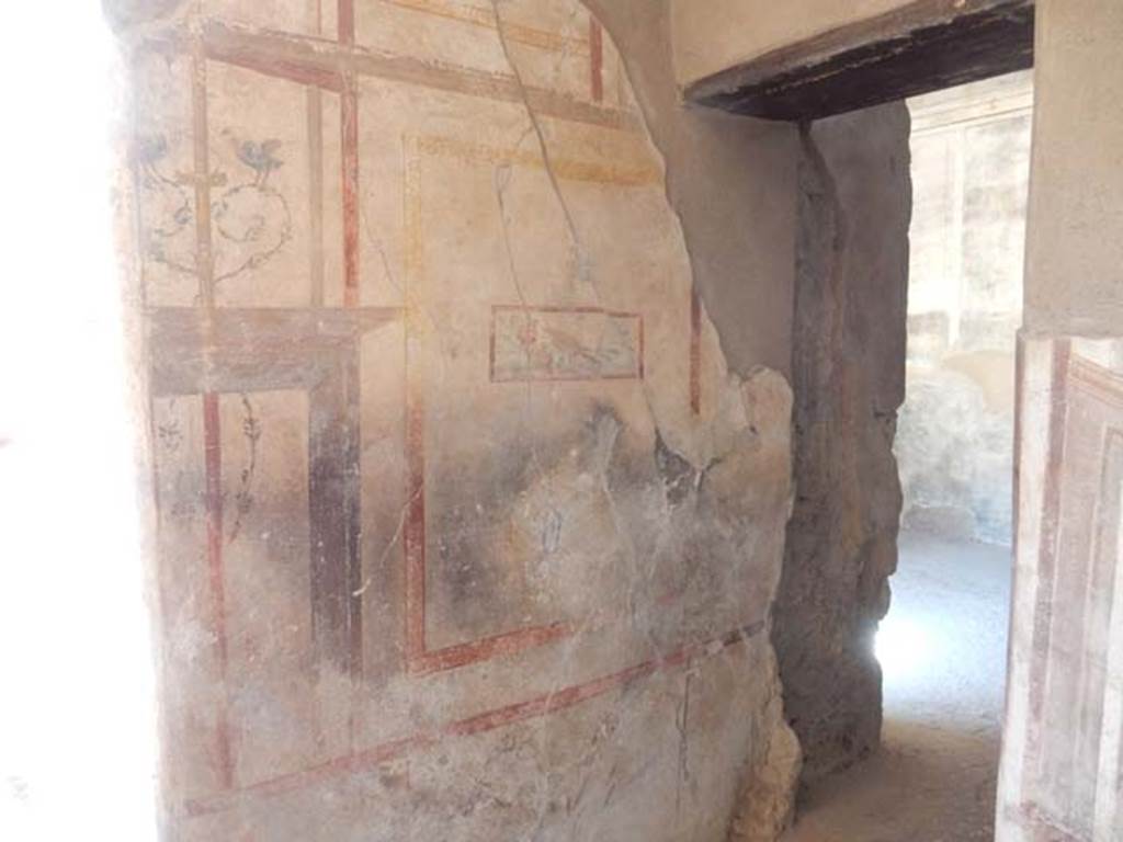 .7.11 Pompeii. May 2017, cubiculum to south-east of atrium, north wall.
Photo courtesy of Buzz Ferebee.