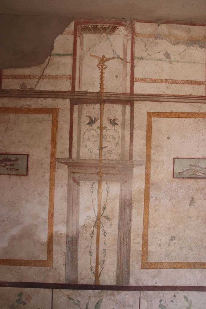 I.7.11 Pompeii. September 2021.
Detail of centre of south wall of cubiculum to south-east of atrium. Photo courtesy of Klaus Heese.