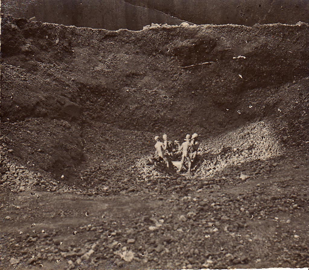 I.7.11 Pompeii. 28 May 1925. A note on the photo says (in Italian) -
“Four bronze statuettes found in I.7.11, room to the west at about 0.5m height from the floor 28 May 1925.” Photo courtesy of Drew Baker.