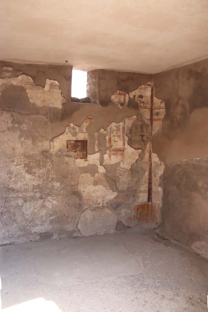 I.7.11 Pompeii. September 2021.
Looking towards east wall and south-east corner of cubiculum on south side of entrance at I.7.10.
Photo courtesy of Klaus Heese.