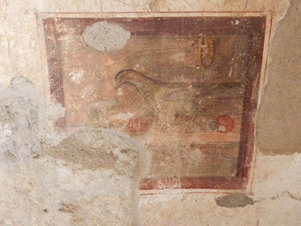 I.7.11 Pompeii. May 2017. Wall painting of bird with vase, on east wall under window. Photo courtesy of Buzz Ferebee.