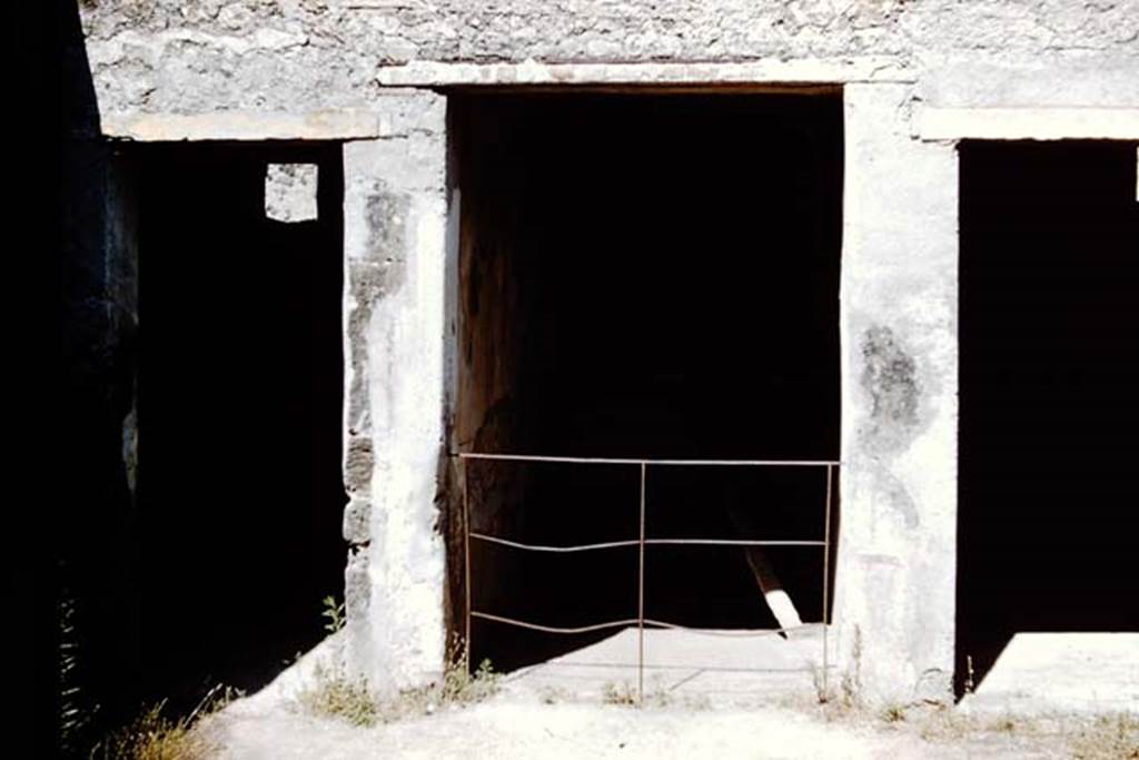 I.7.11 Pompeii. 1959. Looking east to three doorways, the central doorway being the blocked entrance at I.7.10. Photo by Stanley A. Jashemski.
Source: The Wilhelmina and Stanley A. Jashemski archive in the University of Maryland Library, Special Collections (See collection page) and made available under the Creative Commons Attribution-Non Commercial License v.4. See Licence and use details.
J59f0319