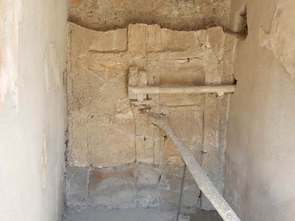 I.7.11 Pompeii. May 2017. Detail of the blocked entrance at I.7.10. Photo courtesy of Buzz Ferebee.
Detail of cement cast of doorway with two shutters reinforced with a horizontal crossbar and a pole positioned into a rectangular hollow in the floor.