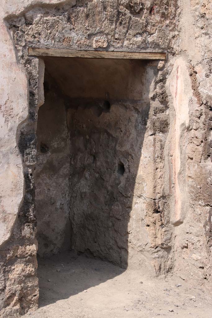 I.7.11 Pompeii. September 2021.
Small room, cupboard, recess or latrine at the east end of the north wall of I.7.10/11 under stairs.
Photo courtesy of Klaus Heese.