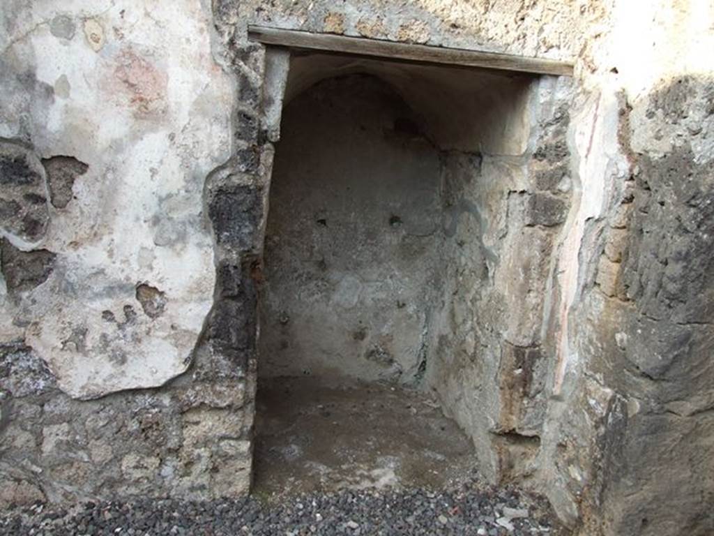 I.7.11 Pompeii. December 2006. Cupboard or small room on the north wall of I.7.10 under stairs. According to PPP, this may be the latrine.
According to PPP, number 10711A101 on page 60, is described as –
“North wall with room of the stairs to the west, and latrine to the east”.
See Bragantini, de Vos, Badoni, 1981. Pitture e Pavimenti di Pompei, Parte 1. Rome: ICCD. (p.60)
