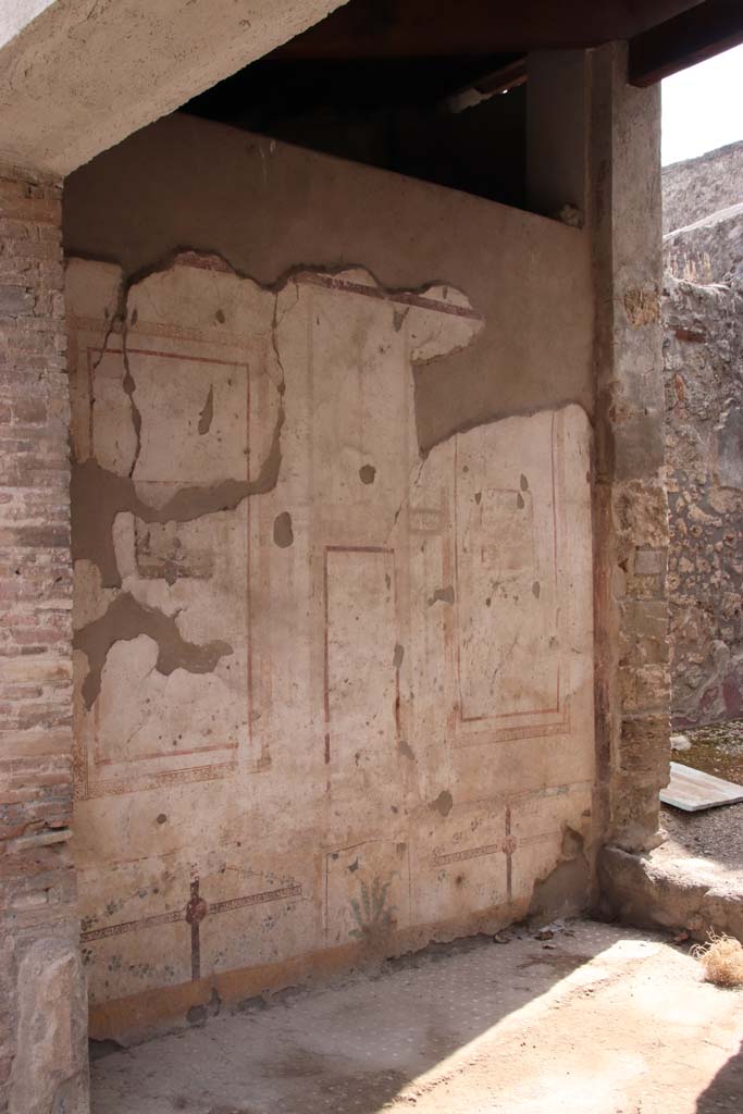 I.7.11 Pompeii. September 2021.
Looking towards south wall of tablinum. Photo courtesy of Klaus Heese.