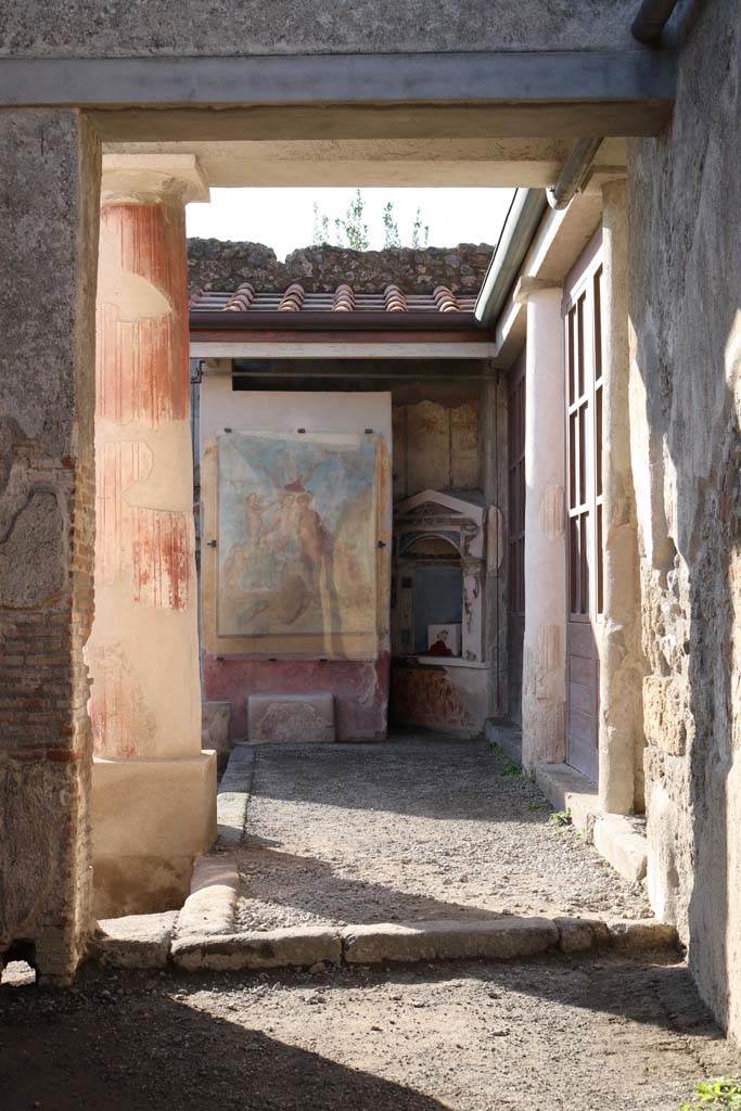 I.7.12 Pompeii. December 2018.
Looking west from entrance towards area of the west wall of the north portico (with niche).
On the left from the north portico is the garden area with summer triclinium.
On the right from the north portico is the area of the house seen in I.7.11 and I.7.10.
Photo courtesy of Aude Durand.