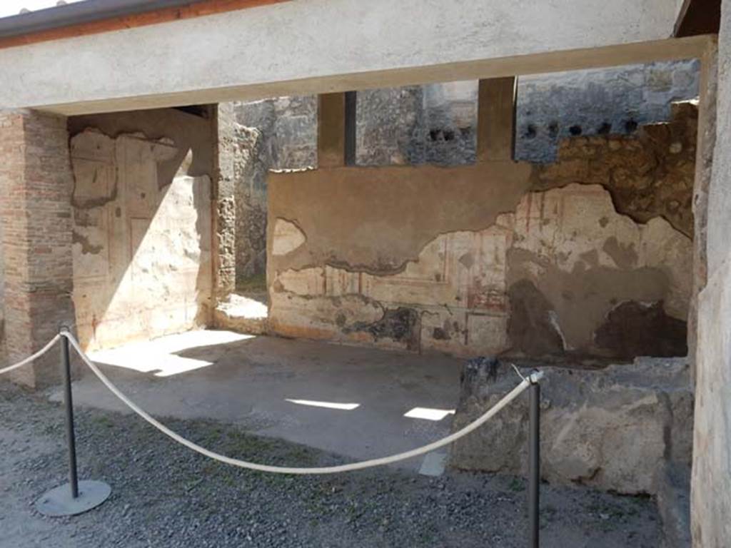 I.7.11 Pompeii. May 2017. Looking towards the south-west corner and west wall of tablinum on west of atrium in I.7.10. Photo courtesy of Buzz Ferebee.