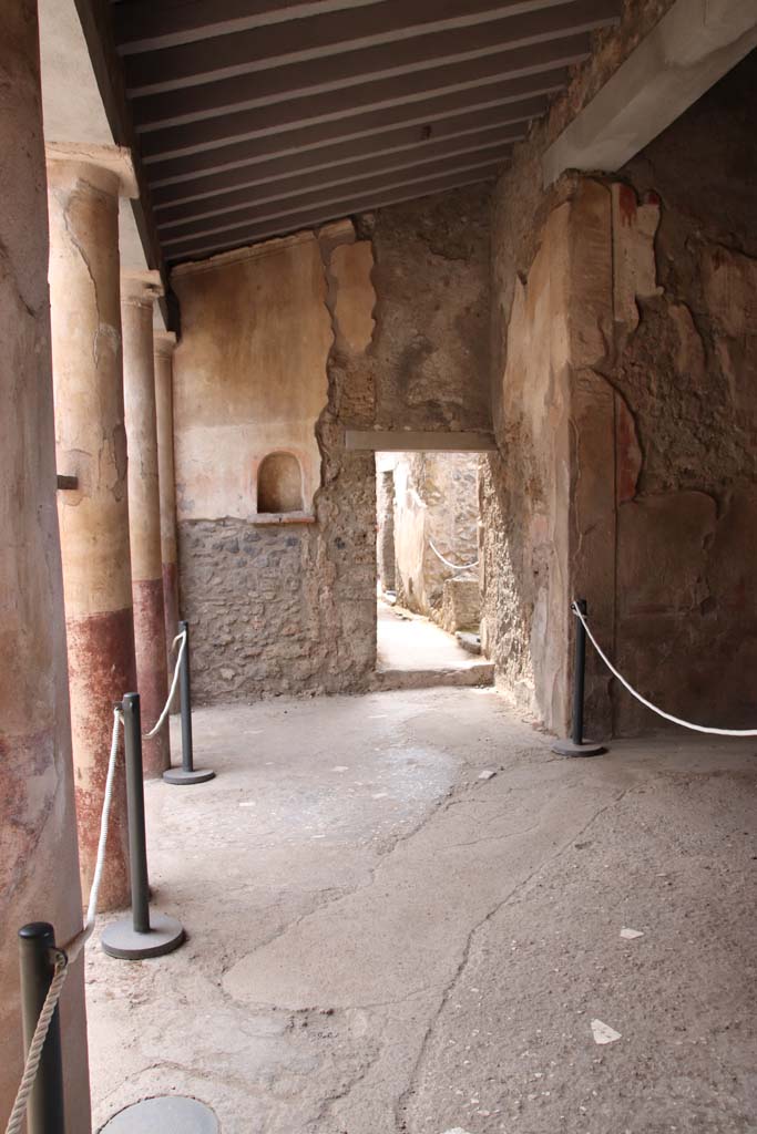 I.7.19 Pompeii. September 2021.
Looking west towards corridor from north portico. Photo courtesy of Klaus Heese.