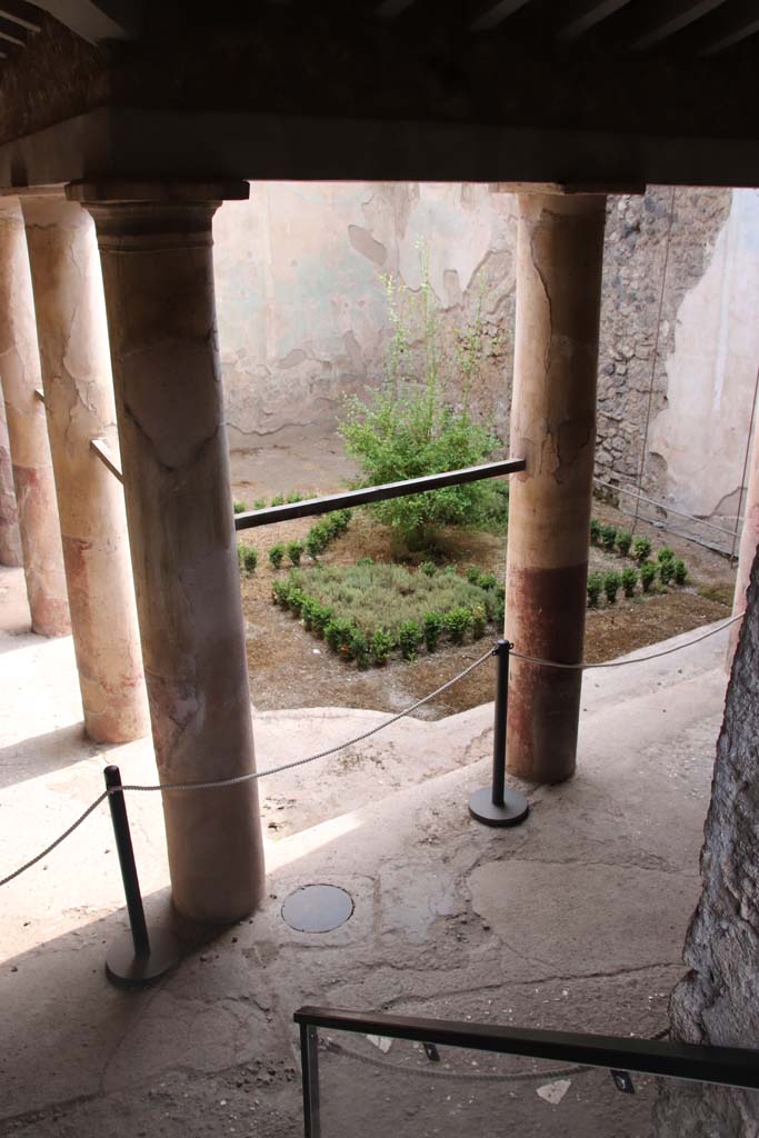 I.7.19 Pompeii. September 2021.
Looking towards south and west walls of garden area, from top of steps linking with I.7.10/11/12.
Photo courtesy of Klaus Heese.