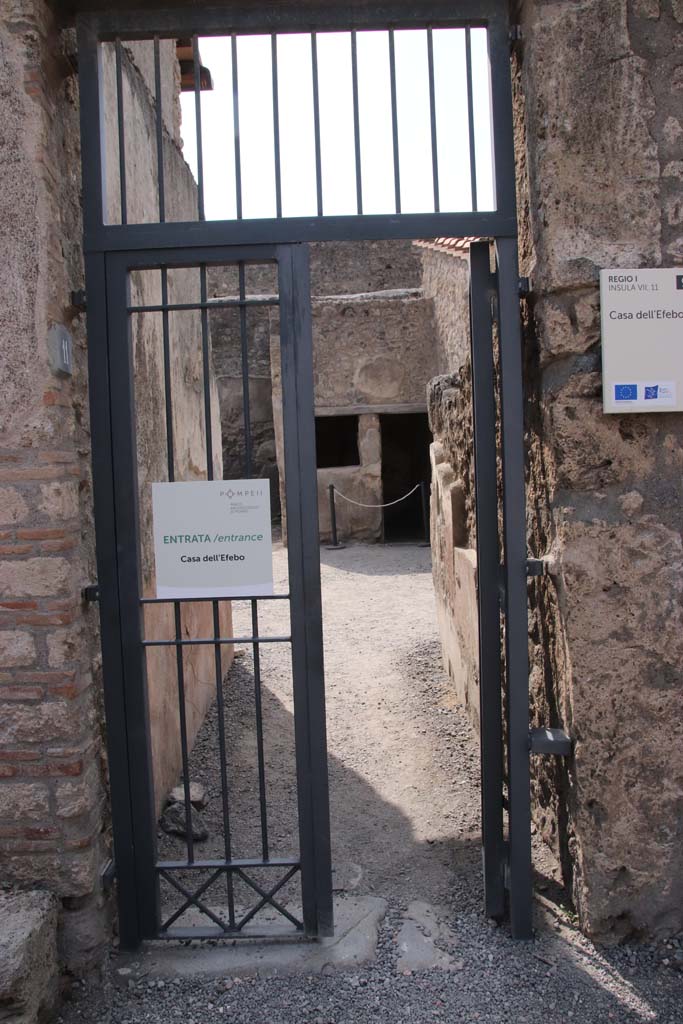 I.7.11 Pompeii. September 2021.
Looking west into atrium through entrance doorway. Photo courtesy of Klaus Heese.