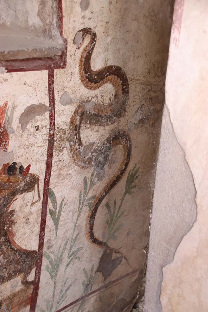 I.7.11 Pompeii. September 2021.
Painted serpent on north side of painted altar. Photo courtesy of Klaus Heese.