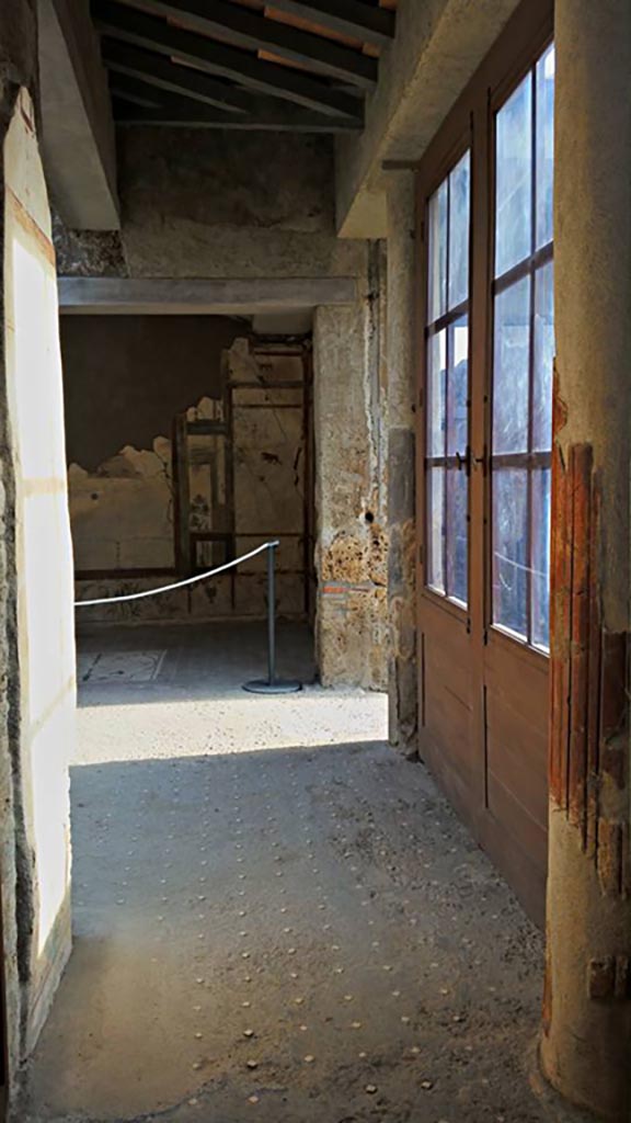 I.7.11 Pompeii. 2015/2016.
Looking east towards exedra. Photo courtesy of Giuseppe Ciaramella.