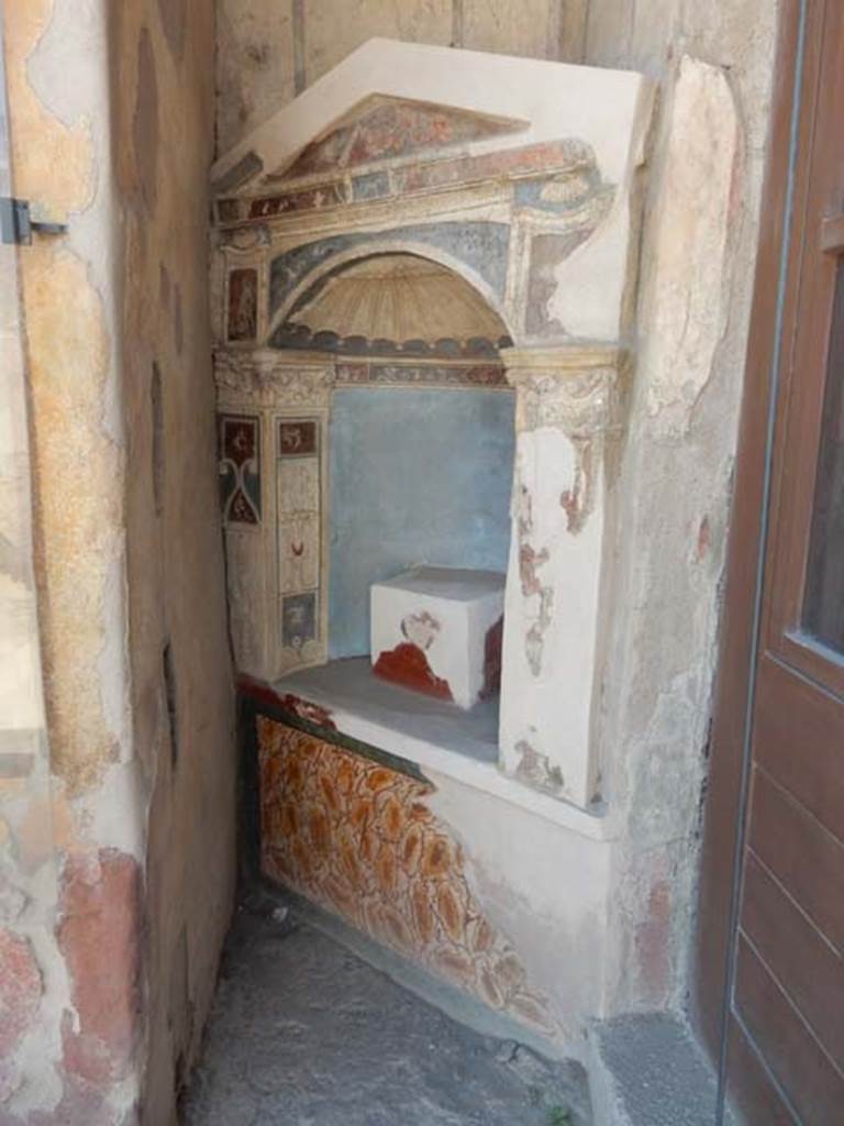 I.7.12 Pompeii. May 2017. Arched niche, against west wall of north portico. Photo courtesy of Buzz Ferebee.
