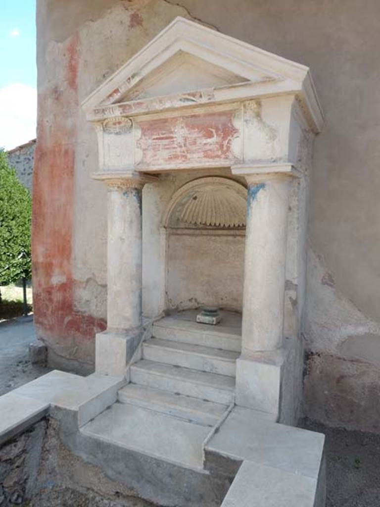 I.7.12 Pompeii. May 2017. Nymphaeum and water tank on south side of garden.
Photo courtesy of Buzz Ferebee.