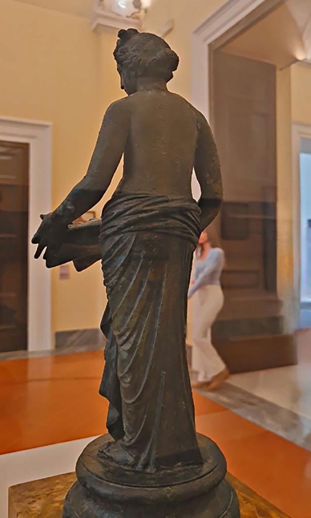 I.7.12 Pompeii. October 2023.
Rear view of bronze statuette of Pomona. Photo courtesy of Giuseppe Ciaramella.
On display in “L’altra MANN” exhibition, October 2023, at Naples Archaeological Museum.